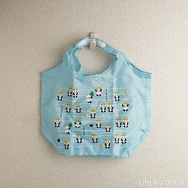 SPECIFICATION Size 29.5cm×23cm 底マチ13cm(持ち手含まず) Material ポリエステル100％ Made in China（Designed:Japan） COMMENT お出かけの必須アイテムになったエコバッグ。エコトート（小）は、ちょっとしたお買い物やランチトートしても便利なサイズです。 持ち手部分に補強あり。指が痛くなりにくいように工夫されています。 使用時は上部を止めて、使わない時は丸めて閉じられるようにと長短2本の紐付き。細部に濱文様のこだわりが感じられる上質なエコバッグです。 使わない時は折りたたんでコンパクトに持ち運べます♪ 【ご注意ください】 ※配送方法に『メール便』をお選びいただいた場合、サイズ制限の為、折りたたんでのお届けになります。 ※メール便1口でお送りできるのは2個までです。3個以上ご注文いただきましたらメール便2口以上（送料共）に変更させていただきます。予めご了承くださいませ。 ※商品の色味は照明等の都合により現物と差がある場合がございます REMARKS Note ※配送方法に『メール便』をお選びいただいた場合、サイズ制限の為、折りたたんでのお届けになります。 ※メール便1口でお送りできるのは2個までです。3個以上ご注文いただきましたらメール便2口以上（送料共）に変更させていただきます。予めご了承くださいませ。 ※商品の色味は照明等の都合により現物と差がある場合がございます Attention 2個までメール便対応濱文様エコバッグに新柄♪ &nbsp;&nbsp; Entry:201113 2011 20wi 20 【エコトート(大）】 &nbsp; &nbsp; &nbsp; &nbsp; &nbsp; 【エコトート(小）】 &nbsp; &nbsp; &nbsp; &nbsp; 長期にわたる在庫切れが予想される商品はラインナップからのリンクが表示されない場合があります。 その場合にはまことに恐れ入りますが、ブラウザの「戻る」でお戻りください。 濱文様エコバッグの当店フルラインナップは こちらから