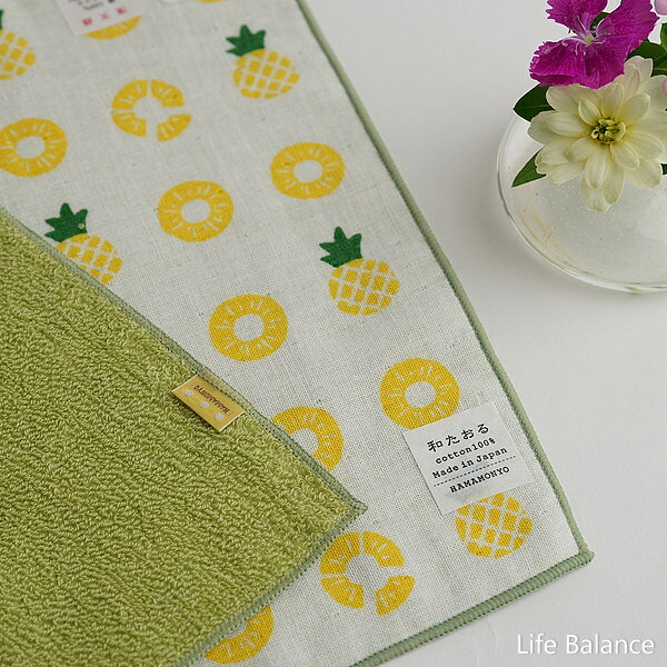 SPECIFICATION Size 25x25cm Material 綿100%（ガーゼ・パイル二重織） Made in Japan COMMENT 横浜捺染が生み出すきめ細やかな柄、鮮やかな色。絵手ぬぐいの濱文様から和たおるハンカチ（セミウォッシュ）のご紹介です。 柔らかい綿ガーゼと国産タオルの二重織の生地に、捺染を施した和たおるセミウォッシュ。豊富なデザインと優しい使い心地が魅力の人気アイテムです。 ☆3000円（税抜）以上のお買い上げで〈メール便〉送料無料です。（配送方法にメール便をお選びください） ■ECO　環境に優しい　わかば■ 「濱文様」のエコロジーへの取り組み 独自開発生地「若葉」 「濱文様」では、地球環境に配慮し天然繊維本来の風合いを生かすために、独自開発生地「若葉」を使用しています。 二酸化塩素ガスなど大気汚染の原因になる塩素系漂白はせず、有害物質が発生しない過酸化水素漂白を採用。蛍光染料を使用しないことで、地球環境に優しい商品づくりをしています。 REMARKS Quality 染色方法の工程上、ちいさなインクの散り、にじみ、むらがまれに部分的に見られる場合がございます。ガーゼ・パイル二重織のため、生地に歪みがございます。出荷します商品はいずれもメーカー良品の検品済みのものでございますので、あらかじめ御了承くださいませ。 6枚までメール便対応濱文様　和たおる 新着　Entry:230505 2305 23sp &nbsp; &nbsp; &nbsp; &nbsp; &nbsp; &nbsp; &nbsp; 長期にわたる在庫切れが予想される商品はラインナップからのリンクが表示されない場合があります。 その場合にはまことに恐れ入りますが、ブラウザの「戻る」でお戻りください。 濱文様のフルラインラインナップは こちらから