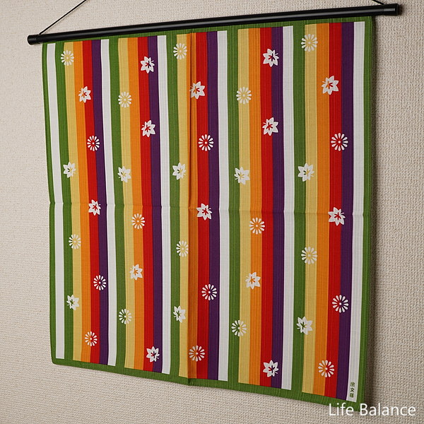 SPECIFICATION Size 50x50cm Material 綿100% Made in Japan COMMENT 独特の生地感と光沢のある上質の綿シャンタン採用の、濱文様のラインナップの中でも最近人気の高い小布（こぬの）。50cmX50xmのサイズはお弁当包み、ナプキン、お膝かけ、小さな風呂敷などとして使い方も多彩♪ 素材は綿シャンタン。使われる伝統の捺染と相性がよくとても鮮やかな発色をするのが特徴。なので日本だけでなく海外のお客様にも取っても人気が高いシリーズ。 捺染なので色落ちの心配もほとんどなく安心していろいろな用途にお使いいただけそう♪ ■ECO　環境に優しい　わかば■ 「濱文様」のエコロジーへの取り組み 独自開発生地「若葉」 「濱文様」では、地球環境に配慮し天然繊維本来の風合いを生かすために、独自開発生地「若葉」を使用しています。 二酸化塩素ガスなど大気汚染の原因になる塩素系漂白はせず、有害物質が発生しない過酸化水素漂白を採用。蛍光染料を使用しないことで、地球環境に優しい商品づくりをしています。 REMARKS 6枚までメール便対応濱文様　小布 新着　Entry:230505 2305 23sp &nbsp; &nbsp; &nbsp; 長期にわたる在庫切れが予想される商品はラインナップからのリンクが表示されない場合があります。 その場合にはまことに恐れ入りますが、ブラウザの「戻る」でお戻りください。 濱文様のフルラインラインナップは こちらから