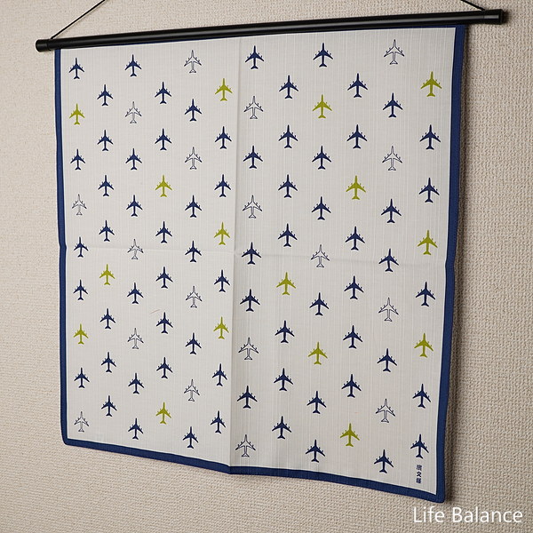 SPECIFICATION Size 50x50cm Material 綿100% Made in Japan COMMENT 独特の生地感と光沢のある上質の綿シャンタン採用の、濱文様のラインナップの中でも最近人気の高い小布（こぬの）。50cmX50xmのサイズはお弁当包み、ナプキン、お膝かけ、小さな風呂敷などとして使い方も多彩♪ 素材は綿シャンタン。使われる伝統の捺染と相性がよくとても鮮やかな発色をするのが特徴。なので日本だけでなく海外のお客様にも取っても人気が高いシリーズ。 捺染なので色落ちの心配もほとんどなく安心していろいろな用途にお使いいただけそう♪ ■ECO　環境に優しい　わかば■ 「濱文様」のエコロジーへの取り組み 独自開発生地「若葉」 「濱文様」では、地球環境に配慮し天然繊維本来の風合いを生かすために、独自開発生地「若葉」を使用しています。 二酸化塩素ガスなど大気汚染の原因になる塩素系漂白はせず、有害物質が発生しない過酸化水素漂白を採用。蛍光染料を使用しないことで、地球環境に優しい商品づくりをしています。 REMARKS 6枚までメール便対応濱文様　小布 新着　Entry:230505 2305 23sp &nbsp; &nbsp; &nbsp; 長期にわたる在庫切れが予想される商品はラインナップからのリンクが表示されない場合があります。 その場合にはまことに恐れ入りますが、ブラウザの「戻る」でお戻りください。 濱文様のフルラインラインナップは こちらから
