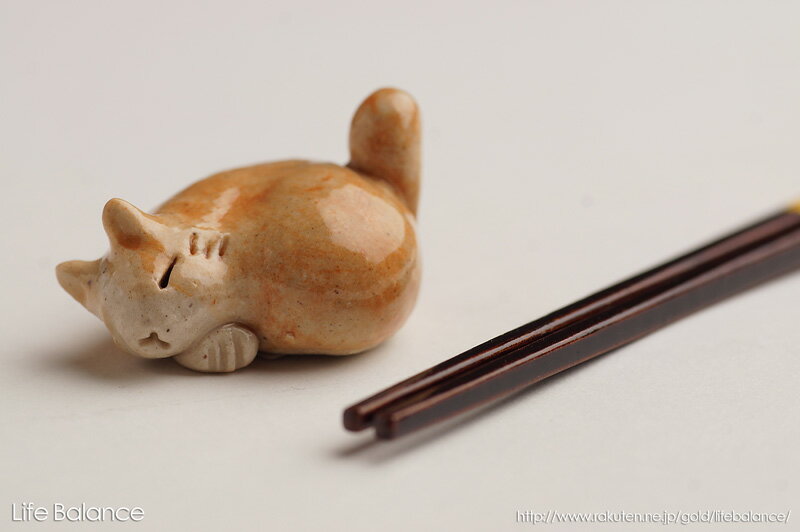China - 箸置き　ソラマメ商会　豆屋　はしおき　ねこ　まるまりあごのせ　ハチワレ赤茶　MV-024