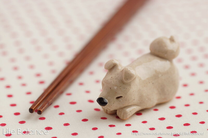 SPECIFICATION Size 1.5x4xH2cm Material 陶器 Made in Japan Package この商品は化粧箱入りではありません COMMENT 豆屋、手作り箸置きのご紹介です。 豆屋は磯貝由香里さんがインテリア雑貨メーカーのデザイナーを経て独立され「豆屋」の名で2005年始められました。 お一人が一点ずつ丁寧に手作りされることにより、かわいらしい動物たちの表情、しぐさが上手く表現されています。可愛いしぐさにほっこり、癒されます。 豆屋の箸置きは実用品でありながら、コレクターズアイテムとしても人気があります。 磯貝由香里さんの思いのこもった作品、箸置きだけでなくインテリア置物としてもお楽しみくださいませ。 豆屋の箸置きは手作りのため在庫がなくなりましたら次回の入荷まで約2か月ほどかかります。 REMARKS ご注意ください 電子レンジ・食洗機はご使用いただけません。手作りのため、お色・サイズなど一つずつ異なります。予めご了承くださいませ。豆屋はしおき、新着♪ &nbsp;&nbsp; Entry:171224 1712 17wi 17 &nbsp; &nbsp; &nbsp; &nbsp; &nbsp; &nbsp; &nbsp; &nbsp; &nbsp; &nbsp; &nbsp; &nbsp; &nbsp; &nbsp; 長期にわたる在庫切れが予想される商品はラインナップからのリンクが表示されない場合があります。 その場合にはまことに恐れ入りますが、ブラウザの「戻る」でお戻りください。 豆屋のはしおき、フルラインナップは こちらから 豆屋はしおき、第5弾の新着一覧です♪ &nbsp;&nbsp; Entry:161026 1610 16au 16 &nbsp; &nbsp; &nbsp; &nbsp; &nbsp; &nbsp; &nbsp; &nbsp; &nbsp; &nbsp; &nbsp; &nbsp; &nbsp; &nbsp; &nbsp; &nbsp; 長期にわたる在庫切れが予想される商品はラインナップからのリンクが表示されない場合があります。 その場合にはまことに恐れ入りますが、ブラウザの「戻る」でお戻りください。 豆屋のはしおき、フルラインナップは こちらから