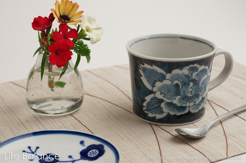 SPECIFICATION Size φ9xH7cm Material 磁器 Volume 250cc(満水時) Made in Japan Package 化粧箱入り COMMENT 九谷焼【和陶房】のマグカップです。 【和陶房】は手作り...