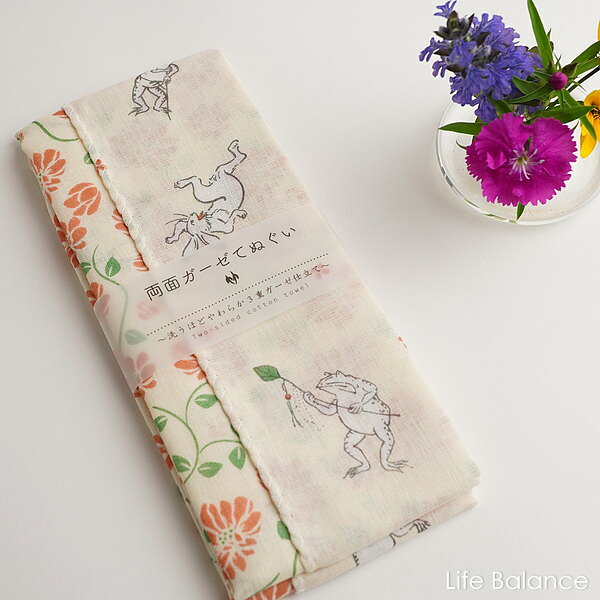 SPECIFICATION Size 約縦88×横34cm Material 綿100％ 企画・染め 日本 縫製 中国 Package この商品には化粧箱はございません。 COMMENT 古都から和柄の手ぬぐい、届きました。 京に伝わる和柄が手ぬぐいになりました。 京都発、四季折々の和柄が手ぬぐいに。 京都「くろちく」さんの両面ガーゼてぬぐいです。 三重ガーゼのてぬぐいの両面に染めが施されています。 三重ガーゼのてぬぐい両面にかわいい柄の染め。「絵柄」と「染め」、京都発の大人カワイイてぬぐいに仕上がっています。 ちょっぴり贅沢で、とてもおしゃれな、今までになかった手ぬぐいです。 リーズナブルなお手頃価格もうれしい　−−何枚も欲しくなりそう〜〜 あなたらしくご使用用途は様々、たのしい生活雑貨は、毎日の生活にワクワク感、チョットして変化、楽しみをもたらします。 さりげなく感謝をこめたプチプレゼントにもお勧めです♪ 【パッケージ変更について】 手拭いのたたみ方変更のためパッケージに変更がございます。 当面、新旧混在してのお届けになります。予めご了承くださいませ。 REMARKS 3枚までメール便対応 Attention 洗濯により徐々に色あせします。タンブラー、乾燥機は使用しないでください。塩素系漂白剤はお避けください。色落ちすることがありますので、はじめのうちは他の物との一緒の洗濯はお避けください。 Quality 縁取りの終わり部分の生地の巻き返しが浅く十分でなかったり、ミシン糸の返し縫いで糸の重なりがあったりで、仕上げがきれいでない場合があります。メーカー品質基準内ですので、交換の対象になりません。予めご了承の上、お買い求めくださいませ。京都くろちく　てぬぐい新着　Entry:230505 2305 23sp &nbsp; &nbsp; &nbsp; &nbsp; &nbsp; &nbsp; 長期にわたる在庫切れが予想される商品はラインナップからのリンクが表示されない場合があります。 その場合にはまことに恐れ入りますが、ブラウザの「戻る」でお戻りください。 京都くろちくのいろいろラインナップは こちらから