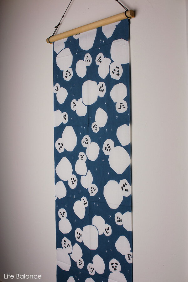 SPECIFICATION Size 約37×98cm Material 綿100% Made in Japan COMMENT 創業130余年、東京日本橋・戸田屋商店の梨園染てぬぐいのご紹介です。 梨園染の特色といえる「注染」。この伝統工芸に指定された染色方法で染め上げた色合いの美しさ、風合いのよさはあまりにも新鮮です。日本古来の良い物に目が触れることが少なくなってきているからかもしれませんね。 梨園染てぬぐいは独自に専用の生地を織らせていますので、手ぬぐいの晒木綿の上質さも、これはさわって分かる上質の良さです。 「注染」という日本独特の染めは、熟練された職人さんによるもの。「どちらも表」と言われるようにこの染め方には裏表がありません。どちらから見ても写真のような鮮明で粋な絵付けをお楽しみいただけるのが一つの特徴。 梨園染めの絵柄は古典的な風合いを大事に現代にアレンジ。なので飽きがこない。見るたびに新鮮な不思議で心落ち着く絵柄が、この梨園染てぬぐいの一番の特徴かもしれませんね。 「使い込むほどに風合いが増し、洗うほどに染め色が落ち着く」といいます。毎日使うのが楽しみになってきます。 目がさめ、カーテンを開けると一面の銀世界。子供たちは一目散に外へ出て遊びます。雪合戦に飽きたら雪だるま作り。小さな手で雪の玉を転がして作る子供たちの芸術です。 REMARKS Attention ■　サイズはおよその寸法ですので実際に商品は商品ごとに多少の違いがございます ■　長手方向の両端はてぬぐい特有の裁断しただけのいわゆる「裁ちっぱなし」です。多少のほつれがある場合があります。湿気の多い日本古来からの、洗濯・乾燥時の乾きの良さのための工夫の一つです。ほつれが気になる場合には手で引き抜いていけばしだいにほつれなくなります。 ■　手染のため、お使い始めに汗や摩擦で色が移る場合がございますのでご注意ください。 お洗濯の際は単独で、たっぷりの水で手洗いしてください。浸け置きはお避けください。　 Tapestry Kit てぬぐい専用のタペストリーキットはこちらから Image Color ■　商品の画像はお客様がお使いのモニターの校正状態・PCを設置されているお部屋の照明などでお届けした商品と若干違って見える場合がございます。 ■　微妙な色合いを理由とするご返品はお受けいたしますが、往復の送料はお客様負担となりますのであらかじめご了承ください。 4枚までメール便対応 メール便でご注文の場合、ラッピングはお受けできません。梱包サイズの規制のため、あらかじめご了承下さい。東京日本橋　戸田屋 120余年の老舗の伝統 「どちらも表」のこだわりの注染 発色も鮮やか、日本の粋 晒し木綿の感触が新鮮 歴史ある絵柄も今に新鮮 吸水性ばっちりで、かつ速乾 タペストリーや暖簾として♪ ラッピングに使ってもおしゃれ ちょっと大き目のハンカチとしても 頭に巻いても絵柄がおしゃれ 昔ながらの日本の知恵。さすが♪ 写真で使用している超人気の「白木の手拭いタペストリーキット」はこちら 梨園染てぬぐい　最新作登場です！ &nbsp; &nbsp; &nbsp; &nbsp; &nbsp; &nbsp; &nbsp; &nbsp; &nbsp; &nbsp; &nbsp; &nbsp; 長期にわたる在庫切れが予想される商品はラインナップからのリンクが表示されない場合があります。 その場合にはまことに恐れ入りますが、ブラウザの「戻る」でお戻りください。 梨園染めてぬぐいのすべてのラインナップは こちらから