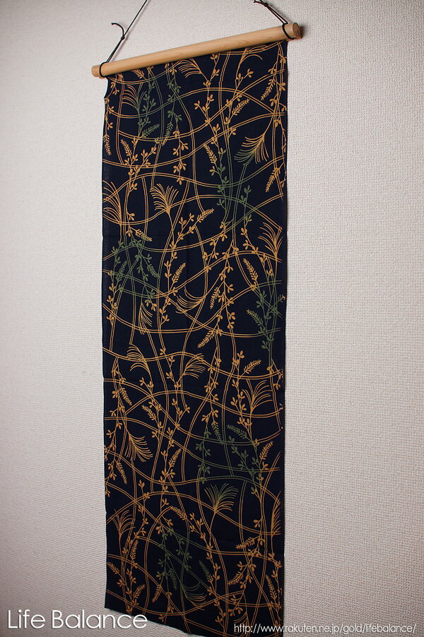 SPECIFICATION Size 約37×90cm Material 綿100% Made in Japan COMMENT 創業140周年、東京日本橋・戸田屋商店の梨園染てぬぐいのご紹介です。 屋根の下で賑やかな酒会が催される頃、風にこすれる野の草々の間でも静かな宴が続いています。団子や里芋と共にお供えする萩は別名・月見草(つきみぐさ)ともいいます。 梨園染の特色といえる「注染」。この伝統工芸に指定された染色方法で染め上げた色合いの美しさ、風合いのよさはあまりにも新鮮です。日本古来の良い物に目が触れることが少なくなってきているからかもしれませんね。 梨園染てぬぐいは独自に専用の生地を織らせていますので、手ぬぐいの晒木綿の上質さも、これはさわって分かる上質の良さです。 「注染」という日本独特の染めは、熟練された職人さんによるもの。「どちらも表」と言われるようにこの染め方には裏表がありません。どちらから見ても写真のような鮮明で粋な絵付けをお楽しみいただけるのが一つの特徴。 梨園染めの絵柄は古典的な風合いを大事に現代にアレンジ。なので飽きがこない。見るたびに新鮮な不思議で心落ち着く絵柄が、この梨園染てぬぐいの一番の特徴かもしれませんね。 「使い込むほどに風合いが増し、洗うほどに染め色が落ち着く」といいます。毎日使うのが楽しみになってきます。 REMARKS Attention ■　サイズはおよその寸法ですので実際に商品は商品ごとに多少の違いがございます ■　長手方向の両端はてぬぐい特有の裁断しただけのいわゆる「裁ちっぱなし」です。多少のほつれがある場合があります。湿気の多い日本古来からの、洗濯・乾燥時の乾きの良さのための工夫の一つです。ほつれが気になる場合には手で引き抜いていけばしだいにほつれなくなります。 ■　手染のため、お使い始めに汗や摩擦で色が移る場合がございますのでご注意ください。 お洗濯の際は単独で、たっぷりの水で手洗いしてください。浸け置きはお避けください。　 Tapestry Kit てぬぐい専用のタペストリーキットはこちらから Image Color ■　商品の画像はお客様がお使いのモニターの校正状態・PCを設置されているお部屋の照明などでお届けした商品と若干違って見える場合がございます。 ■　微妙な色合いを理由とするご返品はお受けいたしますが、往復の送料はお客様負担となりますのであらかじめご了承ください。 4枚までメール便対応 メール便でご注文の場合、ラッピングはお受けできません。梱包サイズの規制のため、あらかじめご了承下さい。東京日本橋　戸田屋 140周年の老舗の伝統 「どちらも表」のこだわりの注染 発色も鮮やか、日本の粋 晒し木綿の感触が新鮮 歴史ある絵柄も今に新鮮 吸水性ばっちりで、かつ速乾 タペストリーや暖簾として♪ ラッピングに使ってもおしゃれ ちょっと大き目のハンカチとしても 頭に巻いても絵柄がおしゃれ 昔ながらの日本の知恵。さすが♪ 写真で使用している超人気の「白木の手拭いタペストリーキット」はこちら 日本橋の老舗、梨園のてぬぐい秋色の新着 &nbsp;&nbsp; Entry:160828 1608 16su 16 &nbsp; &nbsp; &nbsp; &nbsp; &nbsp; 長期にわたる在庫切れが予想される商品はラインナップからのリンクが表示されない場合があります。 その場合にはまことに恐れ入りますが、ブラウザの「戻る」でお戻りください。 梨園注染てぬぐいのフルラインナップは こちらから 梨園染2016年早春柄♪ &nbsp;&nbsp;&nbsp;&nbsp; Entry:151119 1511 15wn 15 &nbsp; &nbsp; &nbsp; &nbsp; &nbsp; &nbsp; &nbsp; 長期にわたる在庫切れが予想される商品はラインナップからのリンクが表示されない場合があります。 その場合にはまことに恐れ入りますが、ブラウザの「戻る」でお戻りください。 梨園染てぬぐいのフルラインナップは こちらから