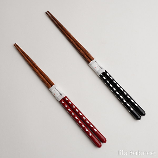 SPECIFICATION Size 箸：黒23cm、赤21cm Material 天然木（持手部/アクリル塗装、箸先/漆塗装） Made in Japan Package こちらの商品は化粧箱入りです COMMENT 伝統を新たに彩る【HAJIME 異彩　ISAI】シリーズです。 「箸はもっと面白くなれる」そう考えるお箸メーカー【カワイ】が若狭塗箸を現代の感性で解釈し直し、より自由で大胆な発想から作るシリーズです。 箸づくりの伝統を守りながら、革新的な技法と遊び心を取り入れることで生まれるモダンな色柄は、日々の食卓を彩り、箸のある暮らしをより楽しく上質なものにしてくれます。 パッケージにもこだわっています。ギフトや海外へのお土産にも最適です。 『お手入れについて』 ●使い終わったら優しく洗い、しっかり拭きましょう。水に長時間浸けておくと傷みやすくなってしまします。 ●米粒が付いて取れなくなってしまったら、ぬるま湯に数分浸けておけば洗い流せます。無理に剝がさないようにしましょう。 ●塗が剥げてきたり、先が割れてきてしまったら交換の時期です。 REMARKS 5本までメール便対応KODUE HIBINOのミニタオル・ハンカチ♪ &nbsp;&nbsp; Entry:180722 1807 18su 18 &nbsp; &nbsp; &nbsp; &nbsp; &nbsp; &nbsp; &nbsp; &nbsp; &nbsp; &nbsp; 長期にわたる在庫切れが予想される商品はラインナップからのリンクが表示されない場合があります。 その場合にはまことに恐れ入りますが、ブラウザの「戻る」でお戻りください。 箸類のいろいろラインナップは こちらから 日本伝統の和の色がテーマです♪ &nbsp;&nbsp;&nbsp;&nbsp; Entry:150523 1505 15es 15 &nbsp; &nbsp; &nbsp; &nbsp; &nbsp; &nbsp; &nbsp; &nbsp; &nbsp; &nbsp; 長期にわたる在庫切れが予想される商品はラインナップからのリンクが表示されない場合があります。 その場合にはまことに恐れ入りますが、ブラウザの「戻る」でお戻りください。 箸類のいろいろラインナップは こちらから