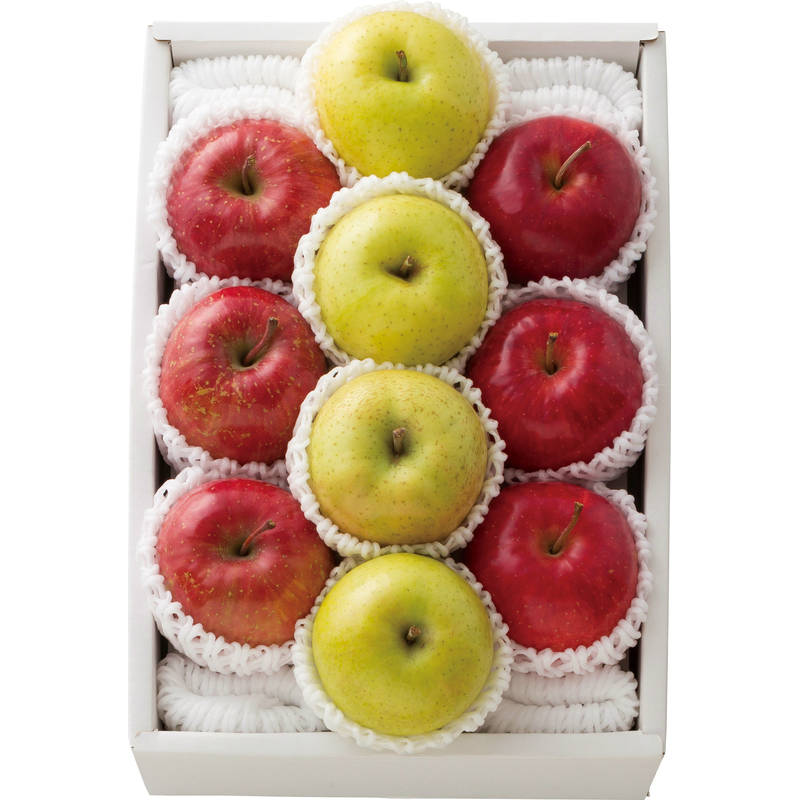 ■冬のりんごの中で、最もポピュラーで人気の高い3種類の詰合せ。 ※お中元やお歳暮、贈り物などにもお喜び頂けます。 ※お届け可能期間（11月下旬～12月下旬頃 ※受付は ～12月12日のAM迄）※青果物のため着日指定不可。 【パッケージサイズ】 367×115×285mm 【内容】 サンふじ×3玉、ジョナゴールド×3玉、王林×4玉 【加工地】 日本 【パッケージ形態】 ダンボール箱入 【産直送料無料】 単独購入の場合のみ。同梱不可。北海道は別途送料・沖縄・離島は配送不可となります。 【注意事項】 ※メーカー直送品につき、当店指定の包装紙・のしはご利用いただけません。 ※メーカー直送品につき、代引決済でのご注文はご利用頂けません。 【青果物につき着日の指定は不可】 ※青果物（天候に左右される）のため、着日のご指定はお受けしておりません。 （プロにより最適な食べ頃のタイミングを、お客様へのご到着日までを計算して収穫・出荷を行っております） ※出荷予定日をご連絡した後でも、天候によっては出荷が前後する場合がありますこと、あらかじめご了承ください。 《商品カテゴリー》 ◇ 国産 日本産 詰合せ お中元 美味しい おいしい おすすめ 国産 洋食 和食 国産 日本産 送料無料 おすすめ 贈り物 御礼 御祝い 記念品 ギフト ギフトセット プレゼント 粗品 景品 ノベルティ 生活用品 雑貨 生活雑貨 日用品 内祝い 出産内祝い 結婚内祝い 快気内祝い 快気祝い 引出物 引き出物 結婚式 新築内祝い お返し 入園内祝い 入学内祝い 就職内祝い 成人内祝い 退職内祝い 満中陰志 香典返し 志 法要 年忌 仏事 法事 法事引き出物 仏事法要 お祝い 御祝い ギフト 一周忌 三回忌 七回忌 出産祝い 結婚祝い 新築祝い 入園祝い 入学祝い 就職祝い 成人祝い 退職祝い 退職記念 お中元 お歳暮 お年賀 粗品 プレゼント お見舞い 記念品 賞品 景品 二次会 ゴルフコンペ ノベルティ 母の日 父の日 敬老の日 敬老祝い お誕生日お祝い バースデイ クリスマスプレゼント バレンタインデー ホワイトデー 結婚記念日 ウェディング ブライダル 贈り物◇3種りんごアラカルト 計10玉 約2.5kg 【直送品】 ［送料無料］ お中元やお歳暮、贈り物などにもお喜び頂けます。 ☆冬のりんごの中で、最もポピュラーで人気の高い3種類の詰合せ。