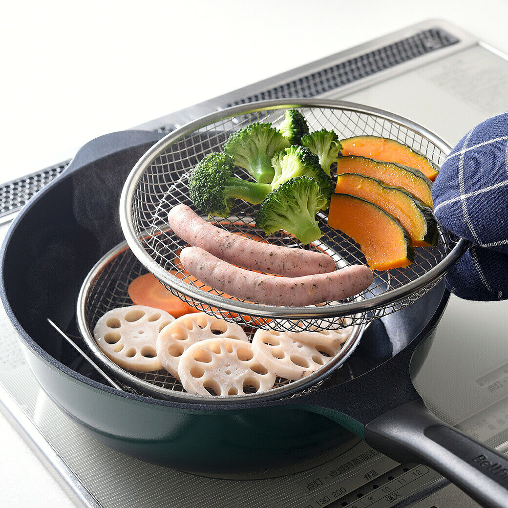 「手持ちのフライパンが手軽な蒸し器に早変わり！ザルとしても使えてそのまま食卓へ出せる便利蒸し器3点セット。」 お手持ちのフライパンにセットするだけで、本格的な蒸し料理が手軽に作れる「蒸し器3点セット（19cm＆22cmざる＋スタンド）」。専用のセイロや大きな蒸し器を用意する必要がなく、普段使いのフライパン（24cm以上）を活用してスマートに蒸し調理が楽しめる日本製のお役立ちキッチンツールです。 「蒸し料理を作りたいけれど大きな蒸し器は収納に困る…」「お湯を沸かすのに時間がかかる」そんなお悩みをすっきり解決します。高さ約1.5cm程度の少量のお湯で素早く沸騰するため、短時間でヘルシーに蒸し上がります。19cmのざるの上に22cmのざるを重ねれば、2段で効率よくたくさんの蒸し料理を作ることも可能。蒸し上がったざるはお皿に載せてそのまま食卓へ出せる手軽さも魅力です。 丈夫で衛生的なステンレス製で、ザル単体として野菜の水切りや麺類の水切りなど普段使いにも大活躍。洗うのも簡単で片付けもラクラクです。 ▼ こんな方におすすめ ・特別な蒸し器具を持たずに、手持ちのフライパンで手軽に温野菜や点心などの蒸し料理を楽しみたい方 ・2段重ねで一度にたくさんの具材を効率よく蒸し上げ、短時間で手軽に調理したい方 ・蒸し器としてだけでなく、日々の調理で水切りザルとしても使い回せる便利なキッチングッズをお探しの方 ▼ スタッフのおすすめ このセットの本当に素晴らしいところは、「少量の水ですぐに蒸し上がり、調理後はザルのまま食卓に出せる圧倒的な手軽さ」にあります！お湯を張ったフライパンにスタンドとざるを乗せるだけなので、忙しい日の夕食作りや朝のお弁当作りにも大重宝します。 ステンレス製で衛生的かつ長持ち。ご自宅での毎日のヘルシー調理にはもちろん、お料理好きな方や新生活をスタートする方への実用的なギフトとしても、自信を持って心からおすすめできる大満足の逸品です。 ●サイズ/ざる19cm：直径約19×高さ3cm、ざる22cm：直径約22×高さ3cm、蒸し網用スタンド：幅約21×奥行11.5×高さ5.5cm ●重さ/スタンド：45g、ざる19cm：75g、ざる22cm：90g ●素材/ステンレス鋼 ●セット内容/蒸し網用スタンド、さる19cm、ざる22cm ●製造国/日本製