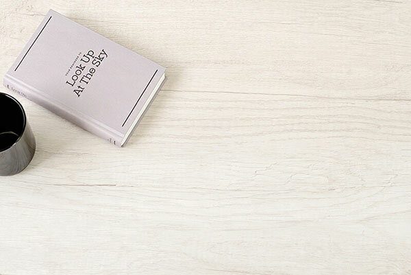 折れ脚テーブル(丸型/ホワイトウォッシュ) MT-6864WS古木風の木目を再現した天板にアイアンの猫脚を合わせた、シックな可愛さのあるデザイン。折りたたみ式なのでコンパクトに収納可能 [3]