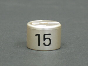 ハンガー用サイズチップ　10個セット マットシルバー色「15」 文字色：黒色 直　径：約13mm 材　質：ABS樹脂 ※「15」表示のみが、10個入っています。 （他の表示サイズは、セットに入っていません） 原産国：中国ハンガー用サイズチップ　10個セット マットシルバー色　「15」表示 高級感のあるマットシルバーメッキ加工です 取り付け、取り外しは簡単です。 ※「15」表示のみが、10個入っています。 （他の表示サイズは、セットに入っていません）