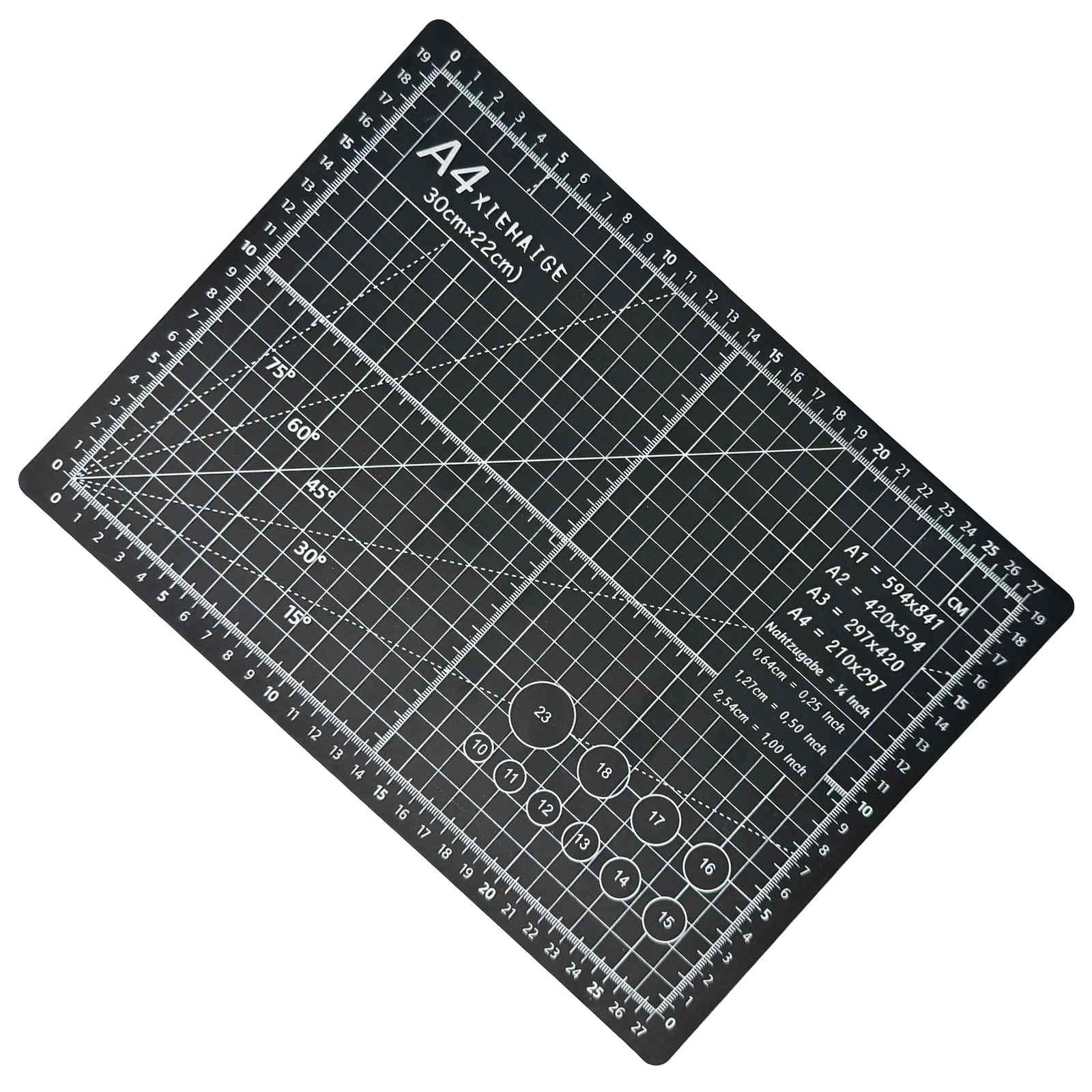 商品詳細色ブラック＋グレー素材素材：PVCサイズ約30×22cm製品の特徴リバーシブル、目盛り付きなど。用途紙切り、彫刻、粘土細工、パッチワーク、模型製作など。この商品について🍀【素材】：PVC素材で製造され、切り込みが閉じて表面が平らに戻り、明確な刀痕が残りにくくなります。🍀【寸法】：約30×22cmのA4サイズ、厚さ約3mmで、安定した裁断操作に対応します。🍀【両面設計】：両面に目盛りがあり、両面で使用可能で、使用頻度とコストパフォーマンスを向上させます。🍀【収納性】： 巻くことができ、収納や持ち運びに便利で、場所をとりません。🍀【保護機能】：カッターと机の表面を効果的に隔て、机の損傷を防ぐと同時に、ブレードの寿命を延ばします。🍀【使用シーン】：事務室や家庭のデスクで、文書や工芸紙の裁断に使用できます。彫刻、ゴムスタンプ制作、クレイの整形、パッチワーク、模型制作などの作業時にも適用できます。※ご注意1、手工測定にはわずかな誤差がありますので、ご理解ください。2、撮影時の光線、照明、およびディスプレイの解像度や設定によって、多少の色の違いが生じる可能性があります。実物を参考にしてください。