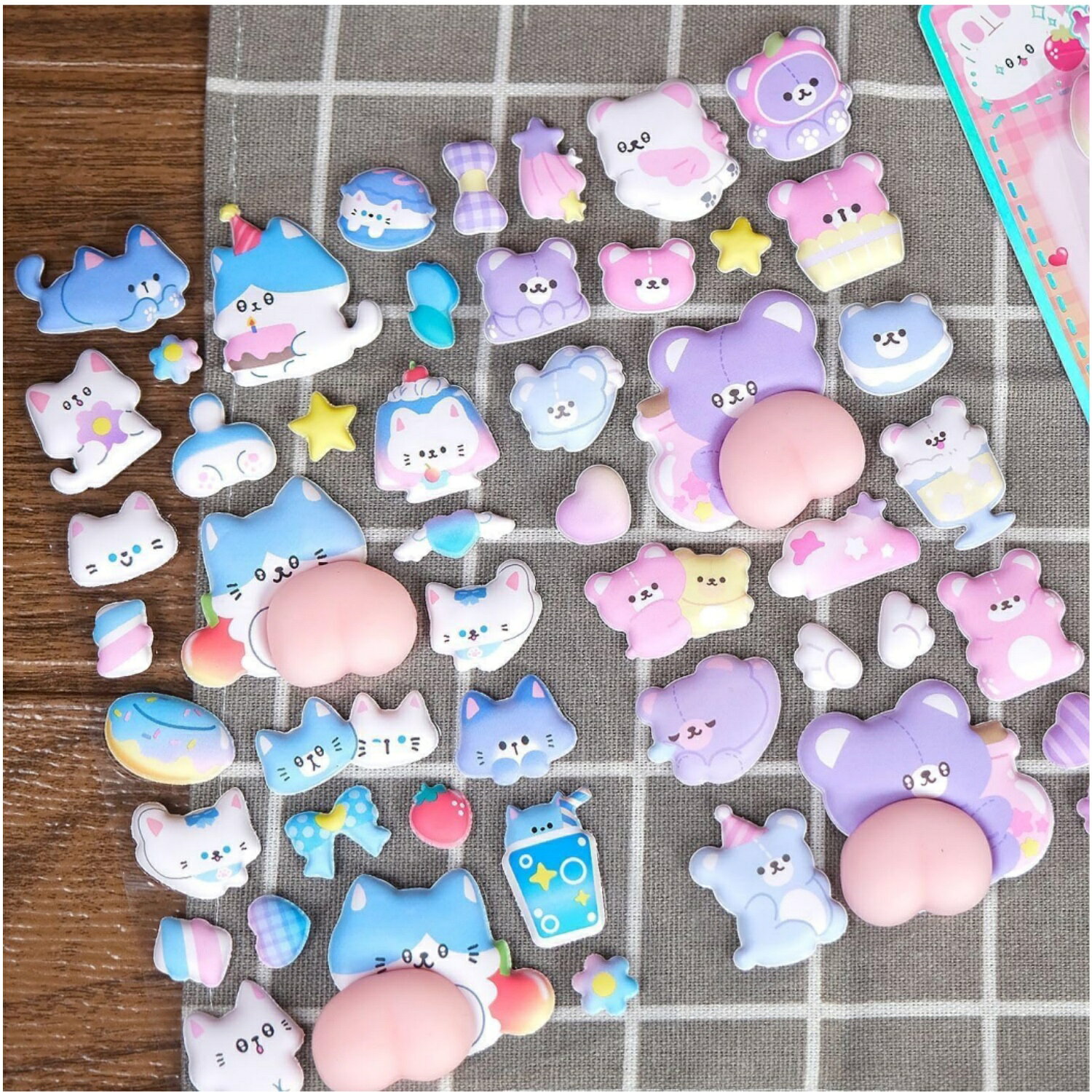 (肉球X4枚 ぷにぷに, 3Dシール)　ぷにぷにおしりシール かわいい 3D立体ステッカー うさぎ くま 動物 キャラクター 癒し ストレス解消 文房具 手帳 ノート デコレーション DIY アルバム スマホケース ギフト プレゼント lifepassion2024-10000542 次世代製作所 サンプル画像3