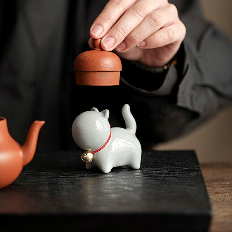 【2個セット】陶磁鈴猫茶寵 置物 縁起物 鈴つけ猫 飾り物 インテリア 卓上小物 茶道 可愛い 陶器 幸運 招き猫 LP-TCMC02S 送料無料 [2]