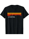 200gのコットン製Tシャツは、フロントのレタリングと、オレンジからレッドへとフェードアウトする5本の横縞、そして背景のリバプールのスカイラインのシルエットが特徴で、リバプールへの愛を表現している。
