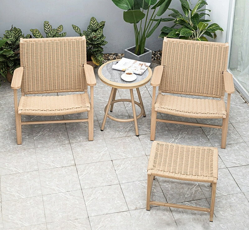 屋外庭園ガーデンテーブル3点セットホテルのテラス籐の椅子家具ヴィラの家庭用バルコニーテーブルと椅..