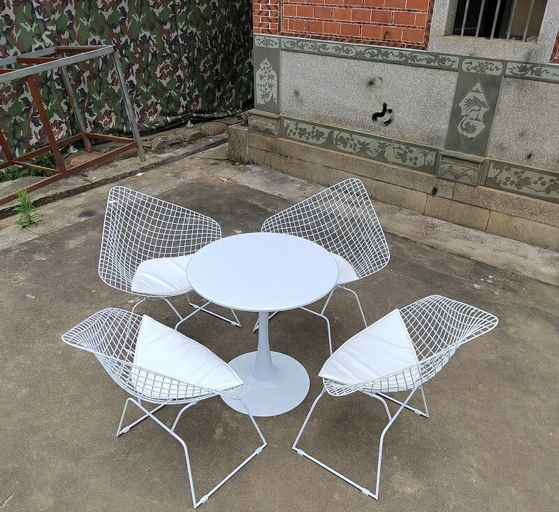 屋外別荘バルコニー椅子と椅子ホテル民宿1卓2椅子家具ネットレッド屋外金属円卓椅子セットです