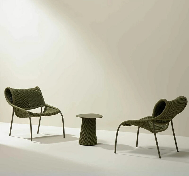 高級別荘のバルコニーのテーブルと椅子レジャーの庭雨の日焼けを防ぐロッキングチェア民宿のガーデン屋..