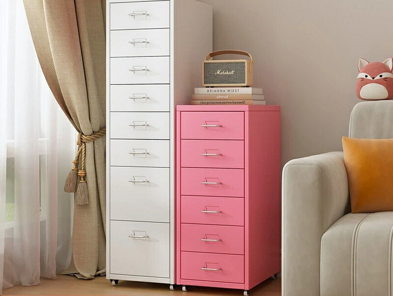 ある家同じような鉄の引き出し収納棚テーブルの下の棚スナック菓子の棚家庭用のスリットロッカーです