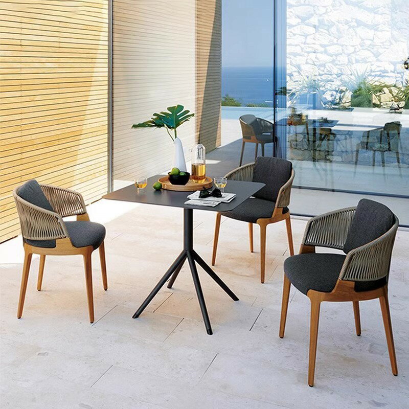 屋外のバルコニー庭籐編みのテーブルと椅子オフィスビルの応接室の組み合わせ屋外のレストランレジャー..