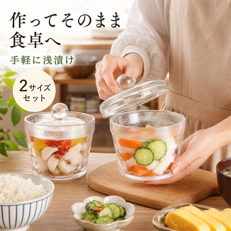 【選べる2サイズ展開】容量350ml（幅10cm×高さ8cm、重量260g）と、容量650ml（幅12.5cm×高さ9.8cm、重量490g）の2種類のサイズがあります。少量の野菜を漬けるのに適した小さめサイズで、用途に合わせて使い分けが可能です。【透明なガラス容器】中身が見える透明なガラス製の浅漬け鉢です。野菜の漬け具合や色合いを一目で確認できます。重みのある蓋を落とし蓋のように使用して、手軽に漬物を作ることができる構造です。【短時間で簡単調理】切った野菜と塩、調味料を入れ、蓋で押さえて1?2時間漬け込むだけで簡単に浅漬け（一夜漬け即席漬け）が完成します。食べる前に水分を捨てるだけで、さっぱりとした冷菜が楽しめます。【旬の野菜を活用】きゅうり、大根、にんじんなど、季節の野菜を使った一品を作るのに適しています。冷蔵庫にすっきり収まるサイズ感で、そのまま冷蔵庫で保存するとより美味しくお召し上がりいただけます。【お手入れと保存】ガラス製のため、食材の匂いや色が移りにくく、清潔に保つことができます。食べ物の新鮮さを保ちながら、毎日の食卓に手軽に野菜の栄養を取り入れることができる便利なキッチンアイテムです。漬物容器 ガラス製 無鉛ガラス 重石付き 一夜漬け 漬物 手作り 容器 密封 保存容器 透明 おしゃれ 冷蔵庫対応 すべり止め加工 漬物ケース キッチン用品 ギフト 漬物容器 ガラス製 無鉛ガラス 重石付き 一夜漬け 漬物 手作り