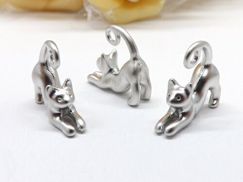 立体　猫　チャーム　パーツ　マットシルバー　2個入り　cha-0334