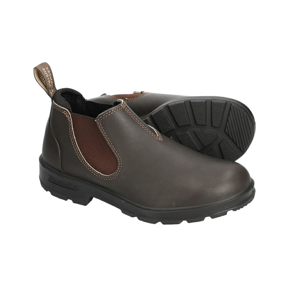 【ブランド説明】1870年にオーストラリアの自然豊かなタスマニア島で誕生。シンプルなデザインに加え、耐久性・クッション性に優れたサイドゴアブーツは、現在50カ国以上の国で老若男女を問わず親しまれています。 【商品説明】Blundstone ブランドストーン ブーツ シューズ 革靴 メンズ レディース おしゃれ ブランド サイドゴア　bs2038200 ローカットモデルはもともと日本限定商品でしたが、その履き心地が認められ世界で販売されるようになったモデルです。ブランドストーンの定番モデル「ORIGINALS」の機能はそのままに、着脱しやすくスリッポン感覚で履くことができます。 カラー:ブラウン アッパー：スムースレザー アウトソール：TPU 原産国：ベトナム サイズ感：大きめ 足入れが良いブーツの為、通常のブーツより若干大きめに作られています。 厚手のソックスで合わせる事がおススメ♪ ■サイズ感レビュー 男性：足のサイズ 25.5cm・・足幅のゆとりがある7サイズと迷いましたが6サイズで合いました。 女性：足のサイズ23.5cm・・足先にゆとりがありますが踵のおさまりがよく4サイズで合いました。 女性：足のサイズ24.5cm・・甲のおさえがしっかりしており5サイズで合いました。 ※あくまで個人の感想となります。適合サイズを保証するものではありません。 ★こちらの商品はメーカーよりお取り寄せ対応となっております★ メーカーに在庫がない場合もございます。予めご了承くださいませ。
