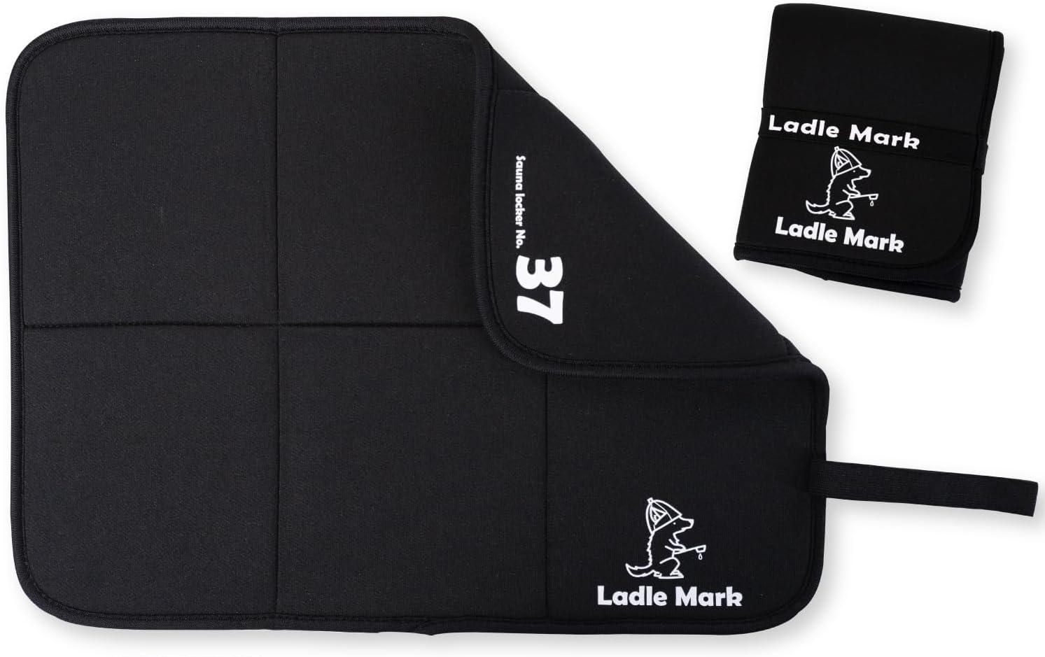 商品詳細 商品仕様 中身の素材：ネオプレーン 枕タイプ：家具用クッション 色：ブラック サイズ：FREE 商品説明 ✅ ネオプレーン素材で快適な座り心地！ ウェットスーツにも使用される ネオプレーン を採用し、柔軟性・耐久性・防水性に優れたサウナマットに仕上げました。5mmのしっかりとした厚みがあり、硬いサウナベンチでも快適に座れる のが特徴です。 ✅ 熱さ＆冷たさをカット！ 断熱性に優れた素材なので、 高温のサウナ室でもお尻が熱くならず、外気浴時の冷たい椅子にも対応可能！サウナの後に 整い椅子の上に敷くことで、冷えから体を守り、より深くリラックスできます。 ✅ 防水仕様で衛生的！ 汗や水分を吸収しにくい素材なので、いつでも清潔にサウナを楽しめます！ 公共のサウナで座面を濡らす心配なし！ 他のサウナーにも迷惑をかけず、快適なサウナ時間を過ごせます。 ✅ コンパクト＆持ち運びラクラク！ 折りたたみ時は わずか15cm×14cm のコンパクトサイズ！ 専用のゴムバンド付きでバッグにすっきり収納可能。 サウナハットやポンチョと一緒に持ち歩けば、サウナライフがより快適に！ こんな方にオススメ！ ✔ サウナ室の熱さが気になる方 ✔ 長時間座っても快適なマットが欲しい方 ✔ 公共サウナで衛生的に楽しみたい方 ✔ サウナグッズを持ち運びたい方 商品詳細 ・【素材】ネオプレーン ・【サイズ】広げた状態：横40cm×縦30cm / 畳んだ状態：横15cm×縦14cm ・【カラー】ブラック サウナ愛好家必携のアイテム！ このサウナマットを使えば、どんなサウナでも 「快適＆清潔」 に楽しめます！