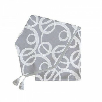 別倉庫からの発送の為、お客様都合の返品は出荷前、出荷後に変わらずキャンセル費用、往復送料が発生いたします。 北海道、沖縄、その他特殊地域については送料加算になります。詳しくは送料ページをご確認ください。「お客様都合でのキャンセルの場合、キャンセル料などの手数料が発生いたしますので予めご了承ください。」「メーカーより取り寄せ商品のため、在庫状況によっては欠品・廃盤の可能性があります。あらかじめご了承ください。」食卓をスタイリッシュに彩ります。テーブルランナー北欧風のおしゃれなテーブルランナーは、クリスマスや特別な日のテーブルを華やかに演出します。和モダンなデザインが特徴です。ダイニングテーブルのセンターにぴったりです。タッセル付きで、インテリア雑貨としても優れたアクセントになります。※素材の特性上、写真では室内の光の当たり方によって色合いが少し変わって映っています。※ハンドメイドの為、サイズには若干の誤差がございます。ご了承ください。※洗濯機での洗濯は不可です。※汚れやシミなどが付いた場合は濡れタオルなどで拭きとってください。サイズ長さ:約178cm、長さ(タッセル含む):約197cm、幅(タッセル含む):約32cm個装サイズ：37.0×33.5×2.5cm重量約200g個装重量：220g素材・材質ポリエステル生産国中国・広告文責（株式会社T3コーポレーション・072-963-7660）fk094igrjs