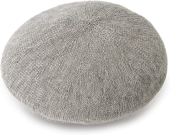 Basiquenti Linen Thermo Beret 麻混素材を使用した、清涼感溢れるリネン混サーモベレー。 程良い被りの深さで、どんなコーディネートにも合わせやすく、手軽にアクセントを加えられるのが魅力。 ハリがあり型崩れしにくいサーモ素材と、軽量で通気性に優れた麻素材を混紡した、涼しげな質感の生地を使用。 さらりとした肌触りがポイント。 見た目も質感も涼しげな春夏シーンにピッタリのアイテムです。 ストリートスタイルに合わせるのはもちろん、シャツやスラックスなど、キレイめなコーディネートにも合わせやすいシンプルなデザインです。 男女問わずユニセックスで使えるので、プレゼントにもオススメ。 『 Basiquenti / ベーシックエンチ 』 ブランド名は、「Basic」と「Quench」を合わせた造語で、「心を癒す」を意味しています。主にカジュアルゾーン向けに、その時代のニーズに合わせたものづくりを手がけ、ユニセックスであらゆるシーンにマッチする帽子を目指してデザインしています。 商品情報 メーカーBasiquenti（ベーシックエンチ） カラーグレー サイズ57.0-59.0 cm 素材52% ポリエステル, 48% 麻 ※モニターの発色具合によって実際のものと色が異なる場合があります。 ※弊社では複数店舗にて在庫を共有しているため、ご注文のタイミングによって欠品・お取り寄せとなる場合もございます。あらかじめご了承くださいませ。 ※沖縄、島嶼部、北海道の一部地域においては別途送料が必要な場合がございます。事前にお問合せいただくことをおすすめしています。（お問合せなくご注文の場合、ご注文後別途送料をご請求させていただきます。）