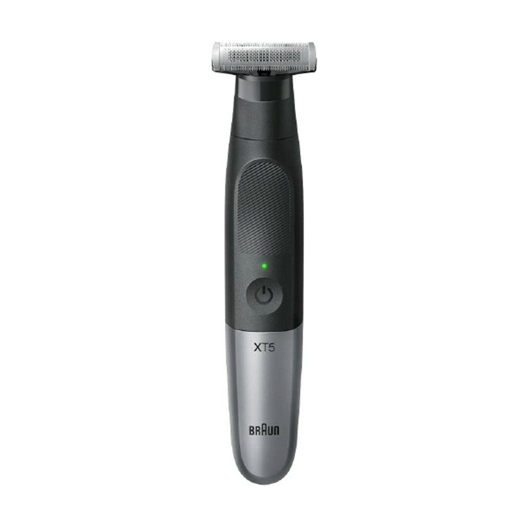商品紹介 全身、顔にも使えるボディグルーマー。 顔、わき毛、胸毛、すね毛、腕毛、腹毛、ふとももの毛からデリケートゾーンまで、全身のムダ毛処理に。 肌へのダメージを最小限に抑える 肌に優しい設計。 肌の安全と快適さを追求したボディシェーバー。 肌の切れや傷を最小限に抑える。ブレード 4つのカッティングゾーン。 全身を自在にスタイリング。センターシェーバー 心地よいシェービング。 つま先から顔まで、全身のお手入れを可能に。 約45分使用可能 360°ラバーグリップ デュアルトリマー刃 浴室でも使用できる防水設計 ストローク毎に 毛を持ち上げてカット ヒゲと全身に使える5種類のコーム 安全警告 この製品は防水設計で、シャワーで使用できますが、水に浸けたり、充電中に使用しないでください。 また、デュアルトリマー刃を慎重に扱ってください。