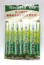 粉末緑茶（国産）　1.5g10包/15g 【お召し上がり方】 スティックタイプ ●ペットボトルなどの水で召し上がる場合 500mlの水に対しスティック1本分（1.5g）、 350mlの水に対しスティック2/3（1g）を入れて よく振ってからお飲み下さい。 ＊長時間の作り置きをせずお早めにお召し上がり下さい。 ●お湯のみ茶碗（約100cc）でお召し上がりの場合 スティック1本分を3杯（1杯0.5g）に分けて、茶筅等で よくかき混ぜてからお召し上がり下さい。 ＊お好みに応じて分量を加減して下さい。 ●送料について：合計金額5,250（税込）以上お買い上げで送料無料、 5,249円以下送料全国一律660円です。