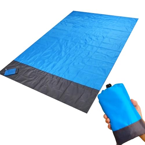 コンテンポラリーブルーS/140 x 200 cm (長方形)/beachmat・Color:ブルーS・【コンパクト設計】専用ポーチからサッと取り出しコンパクトに折りたため、パッと広げたたら驚きのビッグサイズ！マルチに使えるコンパクトレジャーシートです。・【至福のひと時を応援】砂浜の柔らかく微妙な凹凸、優しい暖かさを背中に感じる心地よさ。日中はもちろん、夕陽や流れ行く雲を眺めるのに手放せないアイテムです。砂浜以外にも芝生にもお勧め♪ 至福ひと時を楽しむことをお手伝いするシートです。・【大人2人でも使えるサイズ感】Sサイズはシートを広げると、140cm×200cmのゆったりサイズ。大人2人が横になっても余裕のあるサイズ感なので、アウトドアレジャーに最適です！・【撥水加工・丈夫な生地】生地には撥水加工が施されているため、少し湿り気のある砂浜、朝露に濡れた芝生でも安心です。水が浮き出ている場所には不向きです。 格子状に編まれた生地使用。丈夫で切れにくい、生地を採用したタフなレジャーシート。・【付属のペグでしっかり固定】シート4隅のバンドループに付属の4本のペグを差し込