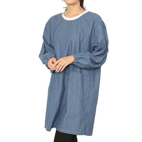 割烹着N22043/C.ネイビーヒッコリー/M-L/-・Color:N22043/C.ネイビーヒッコリー・【デニム素材】シワになりにくい素材です。やわらかな肌触りです。　無地タイプ(N22042)：綿60％　ポリエステル20％　レーヨン15％　ナイロン5％　ヒッコリータイプ(N22043)：ポリエステル65％　綿25％　レーヨン10％・【M〜Lサイズ】着丈90　身幅55　裾幅56　袖丈52　cm・【人気のデニム割烹着】いろんな服装に合わせやすくて、幅広い世代に人気のデニム生地のシンプルなデザインの割烹着です。長めの丈でゆったりしていて、体型カバーもできちゃいます♪・【スタンダードなデザイン】背中のボタンとリボンでとめるタイプです。ゴム入りの袖口なので家事などの作業もしやすい♪首元すっきりラウンドネック。両サイドに便利なポケット付きです。・【用途】お料理・ガーデニング・DIY・作業・書店員・料理教室・ホールスタッフ・雑貨屋・保育士・陶芸・絵画絵画など、仕事現場のユニフォームに最適です。