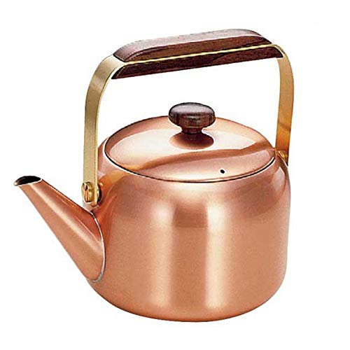 モダン素銅/1.7 L/GS-1606・パッケージ個数:1・サイズ:製品寸法:15.1φ×14.1Hcm・本体:銅、ハンドル・ツマミ:天然木(ウレタン黒塗装)・生産国:日本・対応熱源:ガス、エンクロヒーター、ハロゲンヒーター、シーズヒーター、ラジエントヒーター昔から最高とされる銅のやかん。 現代のライフスタイルに合わせた形状でお楽しみ下さい。 銅は熱伝導率に優れ、効率よく湯を沸かします。保温力も抜群で経済的。 水道水の塩素を分解除去。除菌抗菌作用。人体に必要な銅分摂取。銅のやかんは美味しい飲み物が頂けます。 赤ちゃんの粉ミルクのお湯を沸かすには最適です。 紅茶ポットとしてもお使い頂けます。