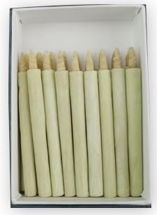 伝統的ホワイト/三朱引/-・箱入り数14本入り・サイズ /（芯含む）約8cm・箱寸法/約10.9x7.5x2.5cm（外箱）・燃焼時間/約20分・原材料/芯：紙芯。植物蝋手造り和ろうそく【三朱引】伝統技法・清浄生掛 ハゼの実を100％使用した 伝統的な和ろうそくです。 お仏壇でのご利用ではススが取れやすく、 金箔やお仏壇を傷めにくいと言われております。 江戸時代から伝わる技法【清浄生掛】で 心を込めて造り上げました。 姫路城に納めさせて頂いた業者 歴史ある自慢の和ろうそくです。 ご使用上の注意 ・ろうそくは燭台に充分固定し、火災予防上近くに 　燃え易いものを置かず、又人気のない所でのご使用は 　お止め下さい。 ・風の当たらない場所でご使用下さい。強い風が当たると 　油煙が上がり、蝋（ろう）が流れて完全燃焼を妨げます。 ・ご使用になる燭台は水分を良く拭き取り、乾いた状態でご使用　ください。 　 まれに炎が付いた状態で芯が飛ぶ現象が起こる 　可能性があると消防の実験結果があり、当店では取り扱いに 　注意を呼びかけております。
