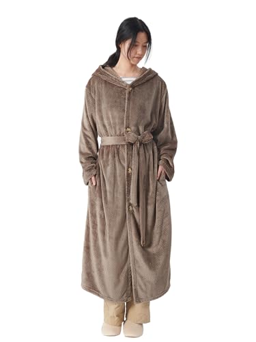 シンプルヘリンボーン・モカ/S-着丈120cm/SG-MH-KM-F-ATO・Size:S-着丈120cmColor:ヘリンボーン・モカ・パッケージ個数:1・【男女兼用の着る毛布】素材：ポリエステル100%（フランネル）　カラー：ヘリンボーン柄・モカ　サイズ：Sサイズ（着丈約120cm）※縫製や生地の伸縮などにより、表記と多少の差異が生じますので、予めご了承ください。・【なめらか・あったかフランネル生地】軽やかでふわふわなフランネル生地を使用した着る毛布、柔らかくなめらかな肌触りを実感できます。吸湿発熱素材で保温力が高く、軽いのに暖かさをしっかりキープ、寒くなる秋冬のルームウェアとして最適です。静電気防止糸を採用するため、冬のパチパチを軽減、着心地抜群！・【使いやすさにこだわったデザイン】フード付きで頭・耳元まであったか　外しやすいボタン付きで着る方が自由、さらに保温性アップ※ボタンは右側になります　腰ベルト付きで動きやすいお好みの長さに調節が可能　長めの袖丈で手先までしっかり防寒　左右にポケット付きで小物入れるのが便利で使いやすい　ハンガーループ付きで