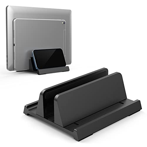 縦置きブラック/-/-・Color:ブラック・【3-in-1ノートパソコンスタンド】中部のスロットにノートパソコンやタブレットを立てて収納し、両側にスマホやペンなどを収納します。M’acbook Pro/M’acbook Air/A’SUS Chromebook/Surface Pro 7/(i)pad mini 2 3 4 5 6/(i)pad air 2 3 4 5/(i)Pad Pro 11 12.9インチ/(i)Pad 10.2 10.5インチ/L’enovo Tab B10 M7 M10/X’iaomi Pad/(k)indle などに対応できます。・【幅調節可能】同梱の六角レンチを使って下からネジを回し、デバイスの大きさや厚さに合わせて幅を調節します。保護カバー付きのタブレットもホールドできます。六角レンチは台座の底部に収納され、すぐに取り出せるようになっています。・【滑り止めデザイン】台座の底部に滑り止め用のソフトパッドが4つあり、安定性を増しながら机から引っかき傷をしっかりと守ります。また、スロットの内側にはシリコンパッドが複数貼られており、デバイスに傷