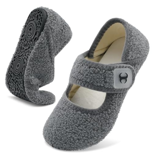 カジュアルグレー/26.0 cm/JP-KS12-Grey-40-41・Size:26.0 cmColor:グレー・調節可能な幅広モカシンスリッパ：面ファスナーでどんな足の形にもぴったりフィットし、圧迫感もありません。つま先が自然に広がる幅広デザインで、外反母趾、魚の目、たこといった足のトラブルを軽減し、より健康な足へと導きます。・快適なふわふわのベッドルームスリッパ：心地よいカーリーフリースのアッパーと柔らかなベルベットの裏地が足を包み込み、心地よい履き心地を提供します。スリッポンタイプのフラットデザインで、長い一日の仕事で疲れたつま先やかかとを癒すのに最適なホームスリッパです。・ソフトで軽量なソックススリッパ：レディースメンズのスリッパは、靴下のように柔らかく快適なので、足を暖かく保ちながら暑くなりません。この快適なハウススリッパを履けば、すぐに足が楽になり、自由な余暇をお楽しみいただけます。・滑り止め加工が施された柔軟なラバーソールは優れたグリップ力を発揮し、様々な路面でも安心して履けます。ゼロドロップのノンリフトソールは、屋内外の様々なアクティビティで優れた
