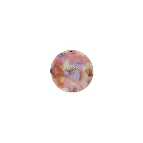 モダンパープル/長さ7.5 x 幅7.5 cm/-・Color:パープル・素材:本体:アセテート樹脂ミラー部分:ガラスケース:塩化ビニル樹脂・サイズ:直径7.5cm/厚み0.7cm・商品注意事項:1点ごとに柄の出方が違うことがあります。商品の説明 デザイナー&カリグラファーのヴェロニカ・ハリムとアフタヌーンティーのコラボレーションによるロゴアセチミラーです。 美しい曲線で表現したアフタヌーンティーのロゴでアクセントを効かせました。カラーはホワイト、パープルのそれぞれ雰囲気が異なる2色をご用意。アセテート素材を使用し、世界観あふれる幻想的な色合いに仕上げています。クリアケースが付いているほか、コンパクトなサイズ感で持ち運びやすいのもうれしいところです。アップヘアのおくれ毛をさっと直したいときや、食後にリップを塗りたいときなどさまざまなシーンに活躍。 同じシリーズのコームも展開しているので、ギフトセットとして贈るのも素敵です。 安全警告 破損の可能性があるため、取り扱いには注意してください。鏡には鋭利な部分があるため、取り扱いには十分注意してください。