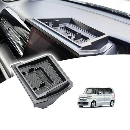ブラック/N-Box専用/N-BOX JF3型 JF4型・Model:N-BOX JF3型 JF4型・パッケージ個数:1・【専用設計】N-BOX用のJF3型、JF4型（年式：2017年8月〜）への専用ダッシュボードトレイで、純正品のように違和感なくピッタリ愛車にフィットします。小銭を使う際に便利で、スマホホルダーも付いています。・【安定感良い】スマホを挟むことで固定できるタイプなので、未舗装の道やマンホール等踏むと携帯が落下する心配を解消します。特に、移動中スマホのナビなどが使いやすく利便性がアップします。また、ラバーマット付きで滑り止めは可能。運転中に小物があっちこっちに移動しにくくなり、フロントガラスへの反射も低減する効果が期待できます。・【収納アップ】本トレイはスマホホルダーやコインケース付きなど機能性が搭載され、デッドスペースを有効活用し、安定して小物などを置くことが可能です。スマホや駐車券やカードや鍵などの小物の置き場に困る方へおすすめ！・【取付簡単】両面テープで取り付けることなので、工具不要で簡単に取り付けます。接着面も純正品のように設計され違和感な