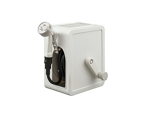 通常ガンタイプホワイト/ホワイト 15m/FCH-15M・Size:ホワイト 15m・パッケージ個数:1・商品サイズ（cm）：幅約25.9×奥行約20.9×高さ約30.2・ホースの長さ：15m・ホース内径：9mm・材質／本体：ポロプロピレン、ABS樹脂／ホース：塩化ビニル樹脂・蛇口口金適合サイズ：丸型口金外径14〜18mm※付属の蛇口口金は下記のタイプの蛇口には使用できません。また下記タイプ以外でも取り付けられないものがありますのでください。 ・口が四角いタイプ ・口がネジ式タイプ ・口に泡沫・整流キャップがついているタイプお家にあう、シンプルなデザインのフルカバーコンパクトホースリールです。持っても置いても使える2wayタイプ。巻き取り口がアーチ状になっているので、ホースのねじれを防ぎ巻き取りもスムーズ。本体ホースを汚れから守るフルカバー仕様。日光や風雨による劣化を防ぎます。コンパクトサイズなのでお庭だけでなくベランダでも場所を取りません。グリップを握るだけのカンタン散水。長時間水を出し続けたいときはグリップをロックできます。水流は手元のダイヤルで切り替え可能。ガーデニングはもちろん、お掃除に役立つシャワーやジェット水流も選べます。