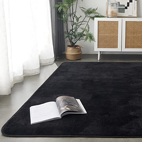 シンプルブラック/185 x 185 cm (正方形)/I001-185185BK・Color:ブラックSize:185 x 185 cm (正方形)NumberOfItems:1・パッケージ個数:1・【フランネルラグ-優れた肌触り】極細繊維で作られたフランネル素材のラグマットはソフトでしなやか、滑らかな感触を実現します。肌ざわり良いし、短毛タイプのラグマットなので、ネコや犬の毛が付いても、掃除機で簡単に取れます。・【安全安心-滑り止め付ラグ】防ダニ・抗菌・防臭、 ノンスリップ加工。カーペットの裏面にはゴム製の滑り止め付き、フローリングに敷いても滑りにくく、お子さまやお年寄りのいるご家庭でも安心使用できます。ワンちゃんがラグマットに飛び乗ってもずれません。・【オールシーズンカーペット】フランネル生地は速乾性、吸水性、通気性が優れ、夏はさらりと、冬は暖かく、季節が考えなくて年中使えるカーペットです。色落ちせず、抜け毛もない、夏は冷房対策、冬はホットカーペット・床暖房対応。リビングマットとしても快適に使用できます。・掃除機 ・ 洗濯機対応-洗えるラグ】このラグは洗濯