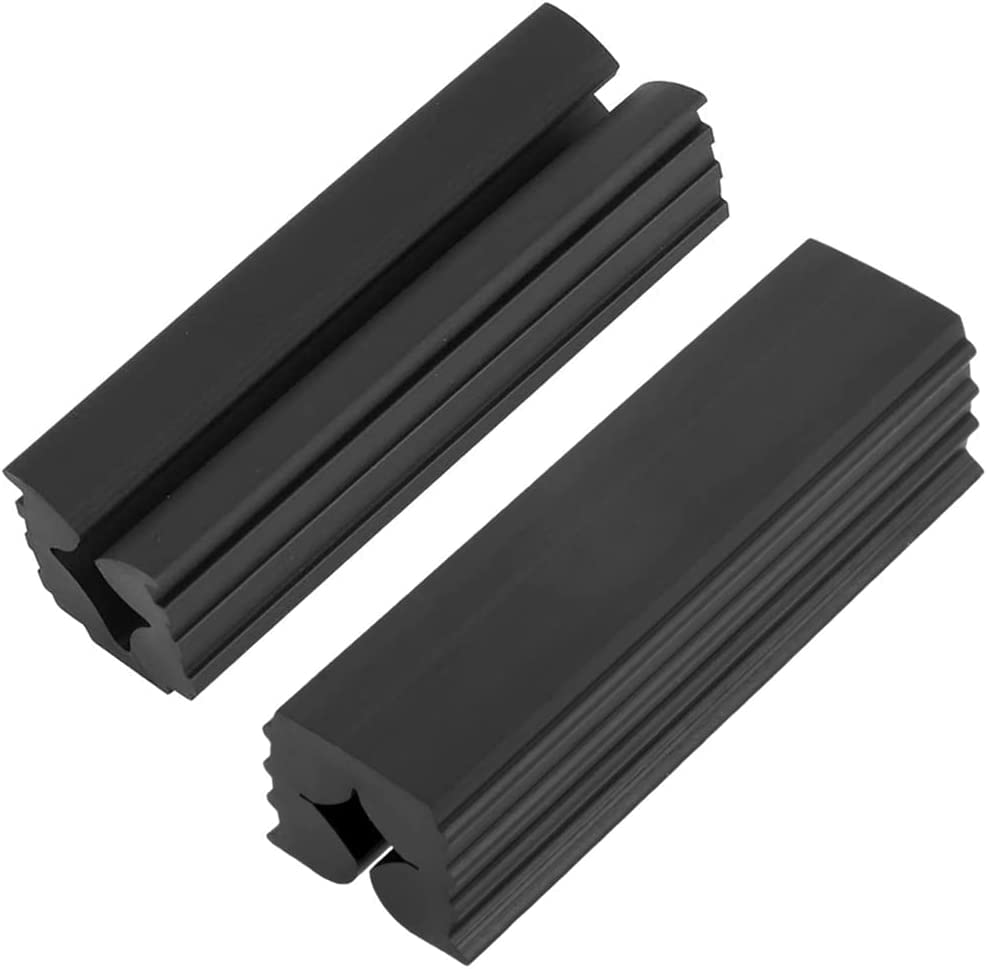 ブラック/-/141・【製品について】ゴルフクラブグリップ修理ツール (2個セット)サイズ（L×W×H）：約8.7×2.6×2.6 cm 、穴の直径：約1.6 cm。様々なサイズのゴルフクラブに適しています。・【高い耐久性】長期間使用するための高品質の厚いゴム製、強くて丈夫。このラバークランプを使用してゴルフクラブまたはシャフトをしっかりと固定し。・【しっかりと保持】ダイヤモンドチャネルがシャフトを所定の位置に固定する間、少ない圧力でバイスの摩擦を増やし、作業中にクラブシャフトをよりしっかりと安定させます。少々締めすぎてもゴムが緩和してくれるので安心！！・【保護性】ゴルフクラブシャフトを傷から保護し、破損から保護するのに役立ちます。操作は簡単で、取り付けや取り外しが簡単です。軽量。持ち運びに便利。ゴルフクラブシャフトを傷から保護し、破損から保護するのに役立ちます。操作は簡単で、取り付けや取り外しが簡単です。軽量。持ち運びに便利。