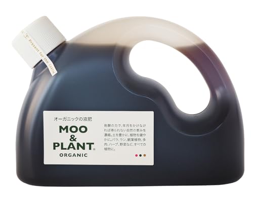 -/1Lボトル/-・Size:1Lボトル・パッケージ個数:1・【おかげさまで15周年】 全国の園芸・バラ愛好家から選ばれ続けて15年。自然の循環を大切にする「REBIRTH食育研究所」が開発した、安心の有機JAS表A.1適合資材です。じっくり時間をかけて発酵させることで、植物本来の「生きる力」を力強く引き出します。・【ぐんぐん育つ成長期の活力に】 植物が最も活発に育つ春から初夏は、栄養が一番必要な季節です。穏やかに効くMOO&PLANTの100%オーガニック成分が、デリケートな新芽や成長期の根に優しく届きます。化学肥料のような「肥料焼け（あげすぎによる枯れ）」の心配がないため、初心者の方でも安心してお使いいただけます。・【美しい「春バラ」やハーブ・夏野菜に】 これからの開花シーズンを迎えるバラの輝く花付きを良くし、長く楽しむための丈夫な株を育てます。また、家庭菜園でのトマトなどの夏野菜や、ベランダでのハーブ栽培にも最適。有用微生物の力で土の環境を整え（土壌改良）、ふかふかな土作りを強力にサポートします。・【室内でも安心！ニオイのないオーガニック】 有機肥料であり