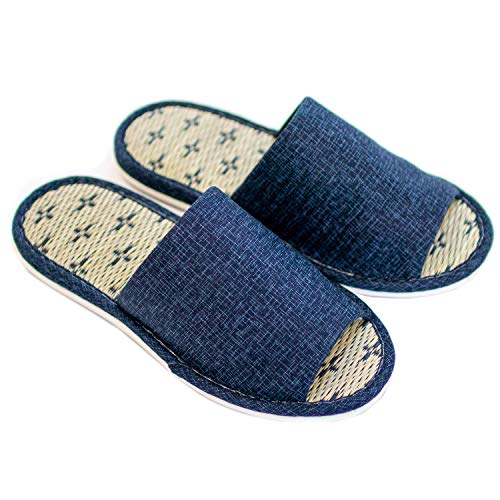スリッパブルー/24.5~26.5 cm/4548622995176・Size:24.5~26.5 cmColor:ブルー・パッケージ個数:1・足のサイズ；約26.5cmまで・外寸：約28.5cm×23cm×9cm・素材；甲表 綿100％、中敷 い草、裏面 塩化ビニル・生産国：日本製・日本で愛され続けている「い草」で毎日がリラックス。日本で愛され続けている「い草」で毎日がリラックス。良い香りで癒しの効果もあるい草。 日本製の安心の品質スリッパです。スリッパの中敷きに使用しているのは「天然い草」です。 い草は高温多湿の日本の風土にあった自然素材です。 吸湿性、放湿性に優れ保温・断熱効果もあり年中快適に過ごすことができます。 足の甲部分にはやさしいパイル生地を使用しています。 スリッパの表生地には落ち着いた絣（かすり）生地を使用。 日本らしい落ち着きのある一足になりました。 サイズはお揃いで楽しめるMサイズとLサイズがございます。