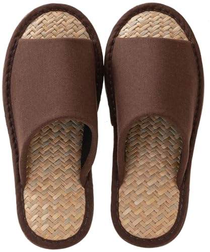 スリッパブラウン/26.5~28.0 cm/zenhome-002-brown-XL・Size:26.5~28.0 cmColor:ブラウン・【天然素材で爽快・快適な履き心地】使うほどに飴色に変化するマライ草を使用しました。凹凸がありさらりとした履き心地です。・【サイズ(約)】M／23.5〜25cm用 L／25〜26.5cm用 XL／26.5〜28cm用。・【素材】甲生地：ポリエステル40%麻30%綿30%；中板生地：天然草木（マライ草）；底材：合成底。・【ゴム素材の底裏】底は滑りにくく、パタパタ音を軽減してくれる静音効果の仕様です。・【お手入れ】●洗濯不可（水洗いおよびドライクリーニングはできません。汚れが付着した場合は固く絞ったタオルなどで軽く拭き取ってください。）●ダニやカビを防ぐため、定期的に風通しの良い日陰で干してください。