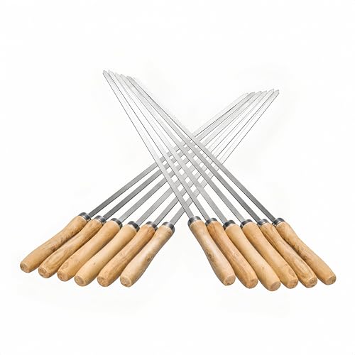 シルバー/-/IM2032・NumberOfItems:12・パッケージ個数:1・平型の焼き串は、丸串に比べて肉や野菜が回転しにくく、焼いている途中で向きがずれにくい設計です。焼き鳥、牛串、ねぎま、ピーマンなども安定して焼きやすく、食材の表面にしっかり火を通しやすいのが特長です。・持ち手には木製ハンドルを採用し、火元に近いBBQシーンでも熱が伝わりにくく、取り回ししやすい仕様です。焼いている途中の向き調整や取り出しもスムーズで、キャンプや庭先BBQでも使いやすく仕上げました。・全長約42cmのロングサイズで、肉の塊、ソーセージ、野菜、マシュマロなどをたっぷり刺せます。炭火との距離を取りやすいため、豪快なアウトドアBBQやホームパーティーにもぴったりです。・串部分には錆びにくいステンレスを使用し、竹串や木串のように使い捨てではなく繰り返し使用できます。しっかりした作りで曲がりにくく、肉や野菜を刺しても扱いやすいため、長く使いやすいBBQ串です。・12本セットなので、肉串野菜串デザート用など用途ごとに分けて使いやすいセット内容です。家族でのバーベキューや複数人で