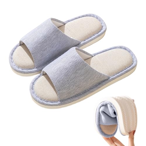 クラシックネイビー/27.5~29.5 cm/ルームシューズ・Size:27.5~29.5 cmColor:ネイビー・【和風カラーサンダル】爽やかな色合いとシンプルな細ストライプデザインで、自然を感じさせる。どんな部屋やインテリアにも合わせやすく、和風でも洋風でも違和感なく馴染みます。・【快適な履き心地】ソールには厚手の麻素材を採用。麻の編み目がもたらすさらさらとした触感が足裏を優しくマッサージ。マッサージ効果と自然な履き心地を両立。長期間使用しても変形しにくい。ミッドソールの厚さは3cmながら重さを感じさせず、重量はわずか200gと軽量。・【静音設計】滑り止めソールには弾性PVC素材を採用。衝撃を効果的に吸収し、足音を軽減。歩行時のガサガサ音を抑制します。滑り止め設計で階段の昇降も安心。静音タイプとして、スリッパやサンダル特有のガサガサ音を大幅に低減。マンションなどでも階下の迷惑を気にせず使用可能です。・【多機能用途】家庭用スリッパとしてだけでなく、来客用シューズや、保護者会・面談などの外出先での室内履きとしても最適です。バルコニーなどでの素早い着脱が必要な場合、