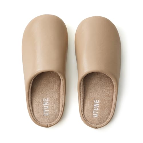クラシックカーキ/25.0~25.5 cm/UDT1449・Size:25.0~25.5 cmColor:カーキ・【軽量で柔らか】軽くて柔らかい素材を採用されたため、家で長時間履いていても負担になりません。 ずっと立っていても、歩き回っていても、家事をしていても、足の疲れを感じさせません。・【静音で滑り止め】ゴムのパッチが底に貼り付けているため、ソールからのノイズを防ぐとともに、摩擦を高めて滑りを防止します。・【良い通気性】このスリッパは足の通気性が良く、蒸れを防ぎます。さらに、インソールがタオル生地で、水分の吸湿や発散性に優れて、吸汗や防臭機能も備えているため、長時間の着用でも快適で、清潔な状態を保ちます。秋冬の室内履きとしては最適。・【幅広い用途】2つのカラーと6つのサイズから選べるため、男女問わず利用可能です。また、春、秋、夏、冬の季節に活用できるルームシューズで、自宅やオフィスの屋内、ホテルや旅館、病院や介護施設など様々な場所で活躍できます。・【】異なった測定方法により、サイズは約0-0.3センチの偏差が発生する可能性がございます。また、照明やご注